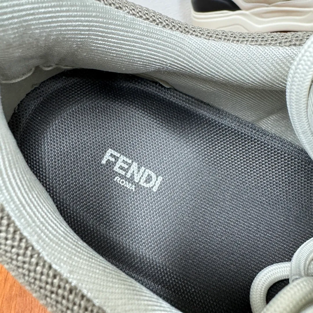Batch 780 FENDI/FENDI Force men's sports shoes, new thick-soled lightweight lace-up low-top shoes at the counter, made of white full-grain leather and white and brown smooth leather, with padded elements. Brown FF jacquard and yellow technical fabric details. Lightweight, thick white sole with FF graphic details on the toe and heel. Main body of pebbled soft cowhide with Nappa calfskin. Contrasting color multiple composite splicing, extremely modern and youthful, webbing style lace-up hole design, multiple injection molded brand logo plastic modules on the toe, and embroidered FF logo on the side, heavy craftsmanship, full of details, super high quality control and fine workmanship! Full mesh breathable lining, ultra-light TPR foam rubber; molded outsole, lightweight and versatile, non-slip and wear-resistant! Comes with full packaging! Size: 39-40-41-42-43-44 Leather shoe size (can be customized, 38.45 cannot be returned or exchanged) Item number: 7E1728 black gray